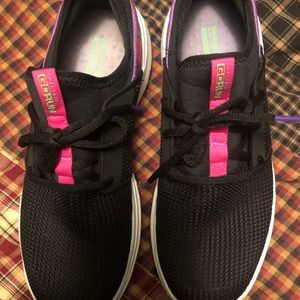 Size 9 1/2 Skechers Go Run sneakers